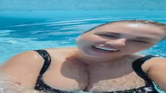 Грудастая Анна Семенович развратничает в бассейне: 0:30